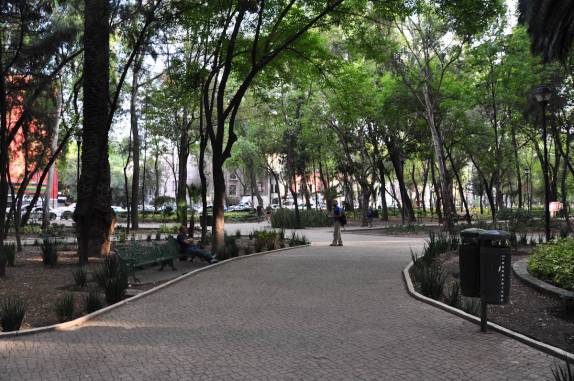 Atravessando a Plaza México em La Condesa, charmoso bairro da Cidade do México, capital do país